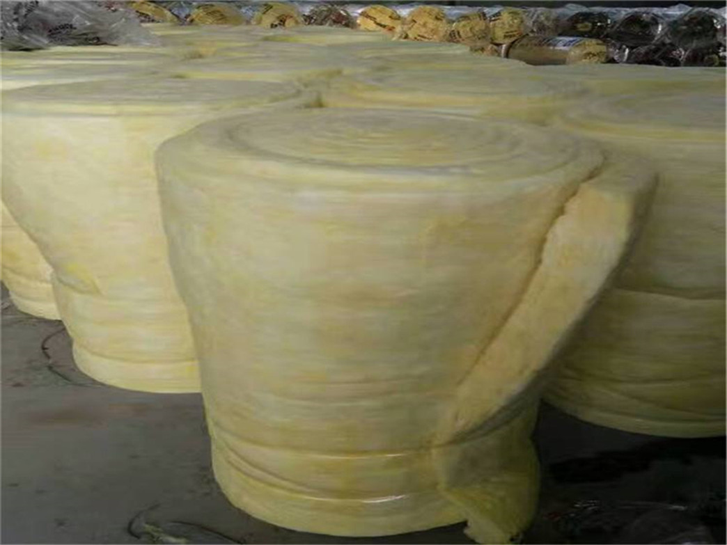 玻璃棉氈，作為一種常見(jiàn)的建筑材料和保溫材料，具有廣泛的應用領(lǐng)域。為了更好地理解其特性及應用，本文將深入探討玻璃棉氈的單位。