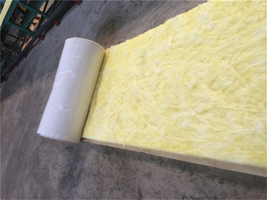 玻璃棉氈作為一種優(yōu)良的保溫材料，在現代建筑和工業(yè)領(lǐng)域有著(zhù)廣泛的應用。其尺寸多樣性滿(mǎn)足了不同場(chǎng)合和需求，成為了保溫行業(yè)的明星產(chǎn)品。本文將就玻璃棉氈的尺寸及其應用進(jìn)行一番探討。