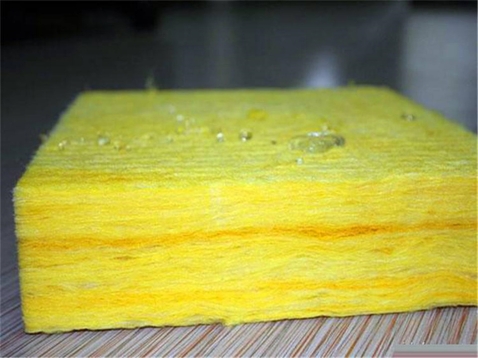 在當今世界，隨著(zhù)科技的飛速發(fā)展和新型材料的不斷問(wèn)世，我們的生活正在經(jīng)歷一場(chǎng)翻天覆地的變革。其中，玻璃棉板作為一種新興的功能性材料，其獨特的應用領(lǐng)域和出色的性能正受到越來(lái)越多的關(guān)注。今天，讓我們一起走進(jìn)玻璃棉板的世界，探索它的神奇用途。
